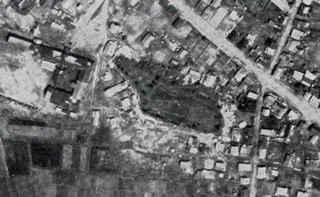 写真:天内山の空中写真、写真中央が天内山、左は東中(1960年版の「町勢要覧」より)