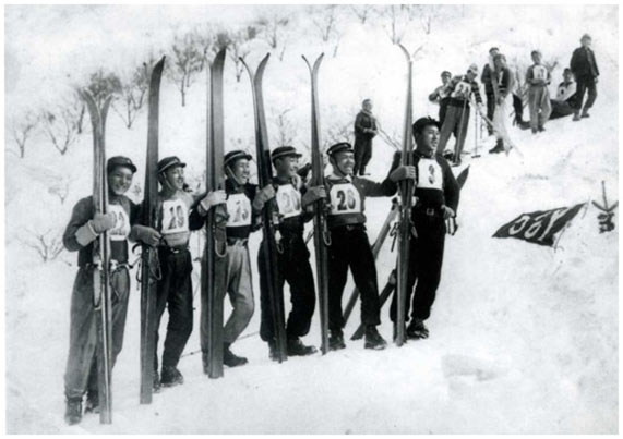 写真:昭和20年代中頃のジャンプ選手たち(『北海道余市高等学校スキー部75年の軌跡』より)