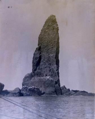 写真：太かったローソク岩(昭和初期)
