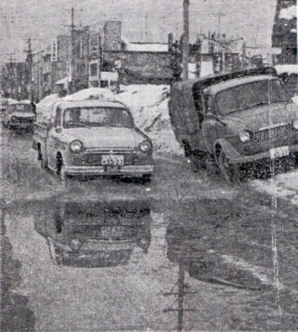 写真：水たまりになった国道(昭和40年)