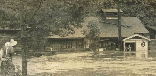 写真:濁流の中の避難(瀧澤家 昭和29年)