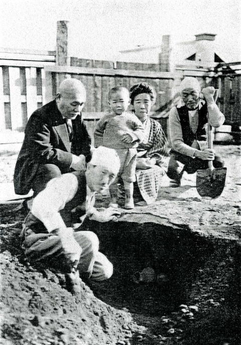 写真:土器を掘り当てた山岸先生(左端上)　『北海道余市貝塚に於ける土石器の考察』