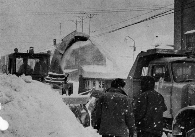 写真:ロータリー除雪車とダンプカーでの排雪作業(「広報よいち」昭和45年3月号)